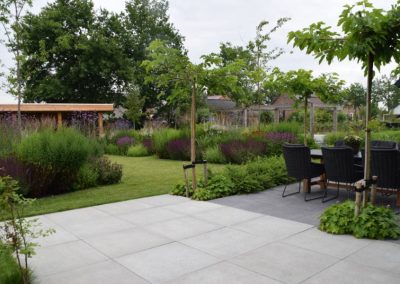achtertuin met uitbundige en verrassende beplanting dutch quality gardens 14
