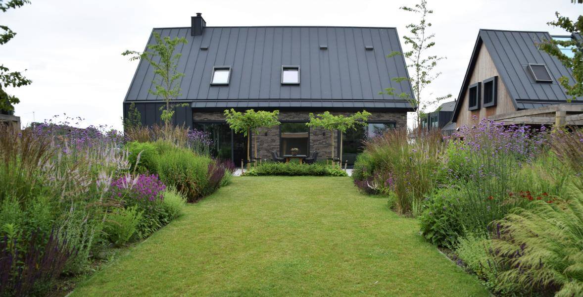 Achtertuin met uitbundige en verrassende beplanting