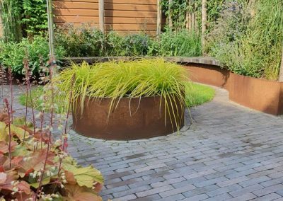 kleine moderne tuin met cortenstaal 2