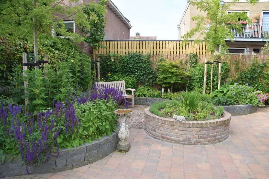 Kleine tuin met ronde vormen