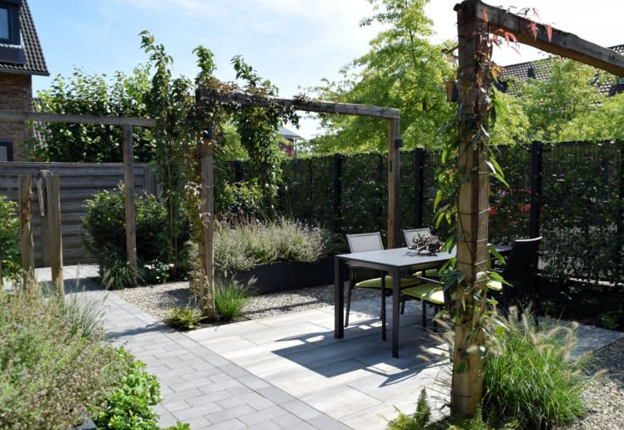 moderne achtertuin met stoere houtconstructies dutch quality gardens (3)