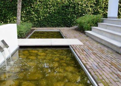 moderne tuin met opvallende waterpartij dutch quality gardens 12