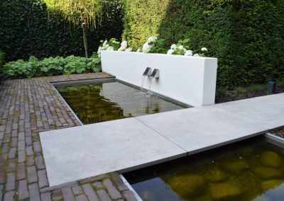 moderne tuin met opvallende waterpartij dutch quality gardens 9