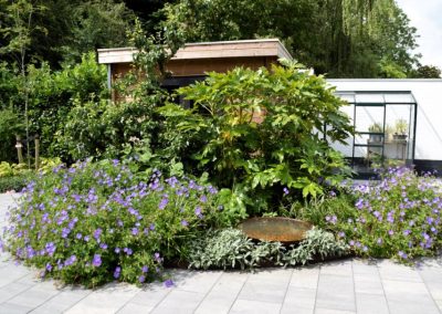 Parkachtige achtertuin met moderne elementen, cortenstaal en pergola