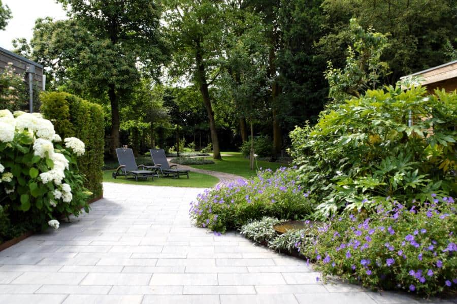 Parkachtige achtertuin met moderne elementen, cortenstaal en pergola