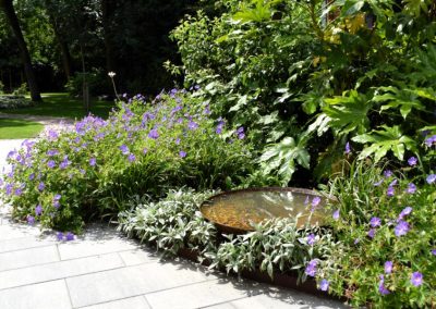 Parkachtige achtertuin met moderne elementen, cortenstaal en pergola