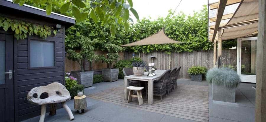 Stoere leeftuin met vlonderterras