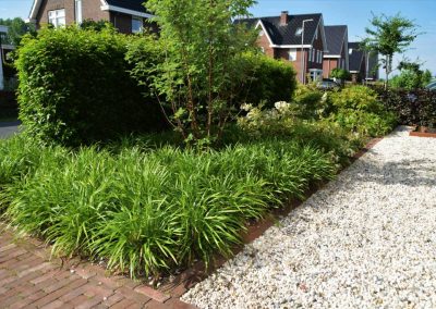 Voortuin met oprit en beplanting - Dutch Quality Gardens